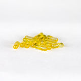 Kollased kapslid valgel taustal.