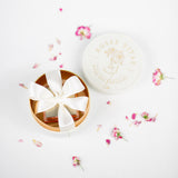 Roosiõli kapslite pakend koos valge lipsuga valgel taustal